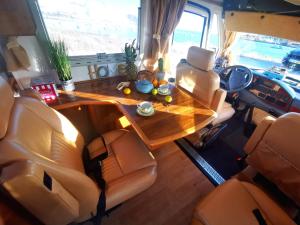 Posezení v ubytování Rent a BlueClassics 's Campervan AUTOSTAR in Algarve au Portugal + 11 fotografií