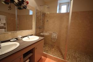 Koupelna v ubytování Chambre d'Hôtes de L'Abricotier