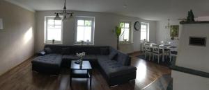 Zona d'estar a Schöne Große Wohnung, Terrasse, Kamin, Parkplatz, 2 Schlafzimmer