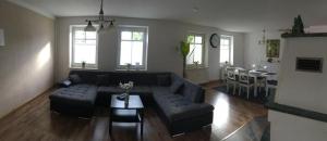 Posezení v ubytování Schöne Große Wohnung, Terrasse, Kamin, Parkplatz, 2 Schlafzimmer