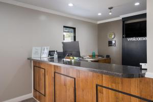 ブライズビルにあるAmericas Best Value Inn and Suites Blytheville by Sonestaのデスク付きフロントカウンターのあるオフィス