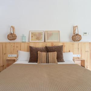 Tempat tidur dalam kamar di Hostal Sa Teula