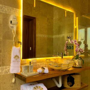 bagno con lavandino e grande specchio di Muúnek Hotel Boutique Art & Spa a Barra Vieja