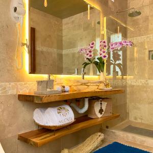 uma casa de banho com um lavatório e um espelho em Muúnek Hotel Boutique Art & Spa em Barra Vieja