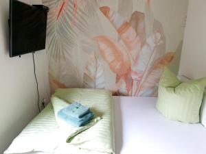 a bed with a pillow on it with a mural at Ferienhaus Grüner Bungalow & Whirlpool in Stendell