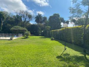 a garden with a hedge and a lamp in the grass at casa-quinta cerca de corrientes y santa ana in Corrientes
