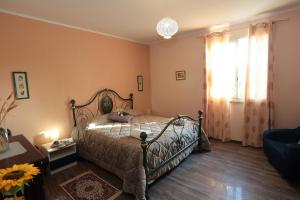 1 dormitorio con cama y ventana en Holiday Maison Villa Arci en Giardini Naxos