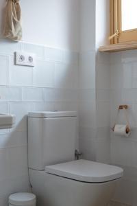 Kamar mandi di Hostal Sa Teula