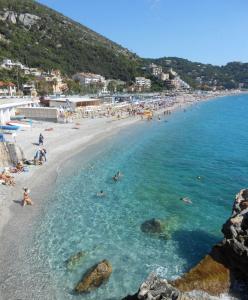 grupa ludzi na plaży w wodzie w obiekcie A 5 minuti dal mare - Dolphin Beach House w mieście Spotorno +11 zdjęć