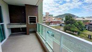 balcón con vistas a la ciudad en Residencial Natália, en Bombinhas