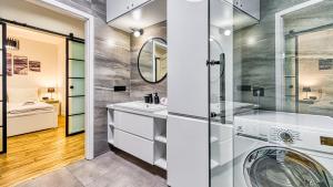 d'une salle de bains avec lave-linge et sèche-linge et d'une chambre. dans l'établissement Apartament Angelika G1 z Prywatną Sauną, 3 sypialniami, 2 łazienkami - 5D Apartamenty, à Świeradów-Zdrój
