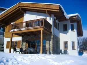 Chalet an der Piste v zime