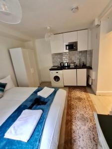 a small room with a bed and a kitchen at X Farringdon Apartments in London