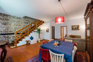 uma sala de jantar com uma mesa azul e cadeiras em FEEL - Salvecchio Apartments em Bérgamo
