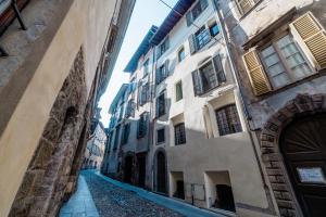 um beco numa cidade antiga com edifícios em FEEL - Salvecchio Apartments em Bérgamo