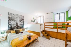 um quarto com uma cama e uma mesa em FEEL - Salvecchio Apartments em Bérgamo