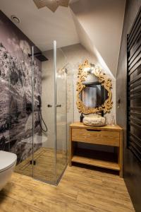 y baño con ducha y espejo. en STACJA NOSAL Apartamenty, en Zakopane
