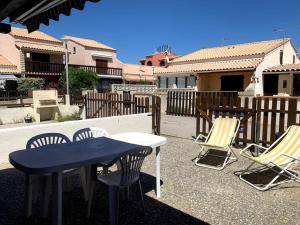 a table and two chairs and a table and chairs at Maisonnette chaleureuse au pied du port in Port Leucate