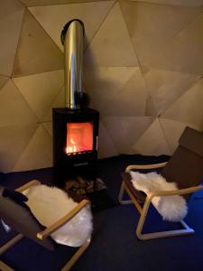 Foto Rovaniemis asuva majutusasutuse Aurora Igloo Fireplace-heated Tents in a secret forest with private Jacuzzi and shared sauna bathroom and dog friendly galeriist