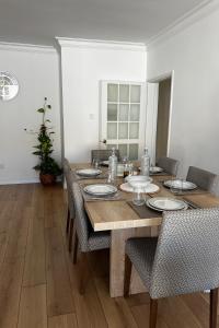 - une salle à manger avec une table et des chaises en bois dans l'établissement Stylish 3 BR apartment in Kyrenia Northern Cyprus, à Kyrenia