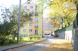 eine leere Straße vor einem Gebäude in der Unterkunft Między Parkami in Sandomierz