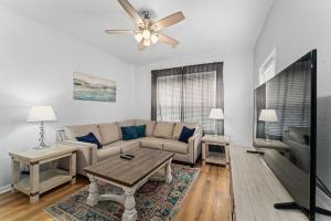 uma sala de estar com um sofá e uma ventoinha de tecto em Vista Cay Resort em Orlando