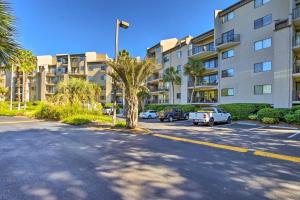 un aparcamiento frente a un edificio de apartamentos en Hilton Head Island Villa Pool and Beach Access en Hilton Head Island