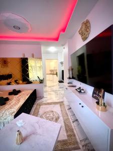 Televízia a/alebo spoločenská miestnosť v ubytovaní Apartament z jacuzzi - Centrum Szczytna Mazury