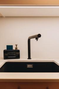 um balcão de cozinha com um lavatório e uma torneira em La Vie en Rose - Luxe, calme & hypercentre - 3* em Annecy