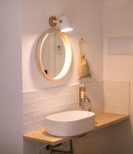 Kamar mandi di Hostal Sa Teula
