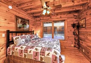 ein Schlafzimmer mit einem Bett in einem Blockhaus in der Unterkunft Firefly Nights in Pigeon Forge