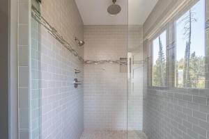 Bilik mandi di Powder Seeker Lodge +40 gambar