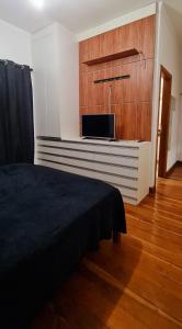 a bedroom with a bed and a large wall at Casa com banheira para até 12 pessoas prox USP-HC fácil acesso para Arena EUROBIKE com Wi-Fi in Ribeirão Preto