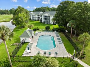 einen Luftblick auf einen Pool in einem Resort in der Unterkunft Fully equipped 2BR 2BA with King Bed in heart of MB in Myrtle Beach