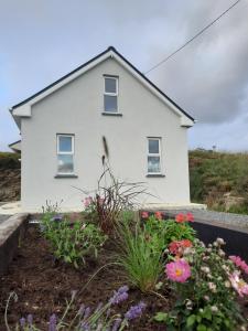 CarrickにあるHeather House on the Wild Atlantic Wayの白い家