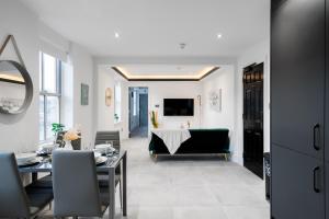 Гостиная зона в Aryas Apartments Newbury