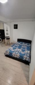 una camera con un letto in una stanza con un pianoforte di Studio 32 Bulevardul Oltenia a Craiova