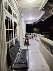 Mulia Homestay في باندا أسيه: جلسة على شرفة المبنى