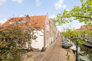 una calle con edificios y coches estacionados en la calle en CASASdeCASPER - Apartment Alkmaar, en Alkmaar