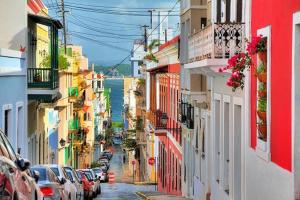 een stadsstraat met auto's op straat bij Oasis Inn in San Juan