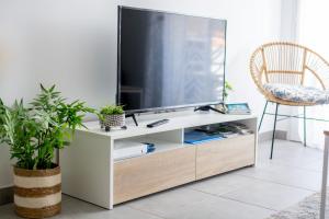 TV a/nebo společenská místnost v ubytování Superbe appartement neuf entre mer et pins Wifi