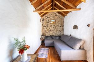 - un salon avec un canapé et une table dans l'établissement Casa SotoMayor, à Santiago del Teide