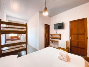 1 dormitorio con 1 cama y 2 literas en Pousada Tamikuã en Caraíva