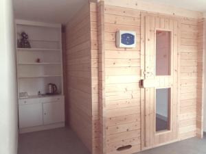 um quarto com uma parede de madeira e uma porta em Kuca za odmor LIBERTA em Pakrac