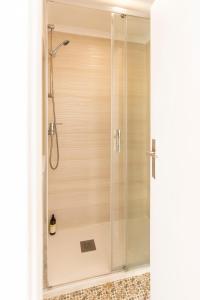 una doccia con una porta in vetro in un bagno di Suites Bambu a Setúbal