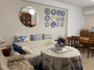 una sala de estar con placas azules y blancas en la pared en TRUJILLO CUÉNTAME -Apartamento bien equipado, de fácil aparcamiento y acceso-Ideal punto de partida de sus rutas, en Trujillo