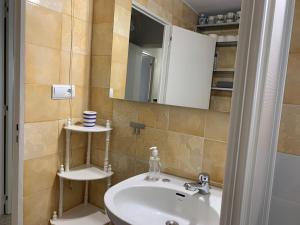 Kúpeľňa v ubytovaní TRUJILLO CUÉNTAME -Apartamento bien equipado, de fácil aparcamiento y acceso-Ideal punto de partida de sus rutas + 32 fotografií