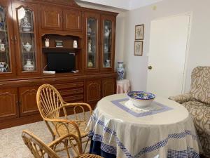 una sala de estar con una mesa con un tazón. en TRUJILLO CUÉNTAME -Apartamento bien equipado, de fácil aparcamiento y acceso-Ideal punto de partida de sus rutas, en Trujillo