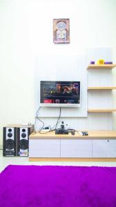 TV a/nebo společenská místnost v ubytování Villa Bromo 32 with Karaoke & Balcony