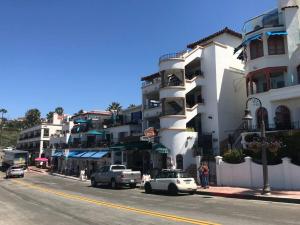 uma rua com carros estacionados em frente a um edifício em Blue Whale Inn San Clemente Retreat Unit E em San Clemente